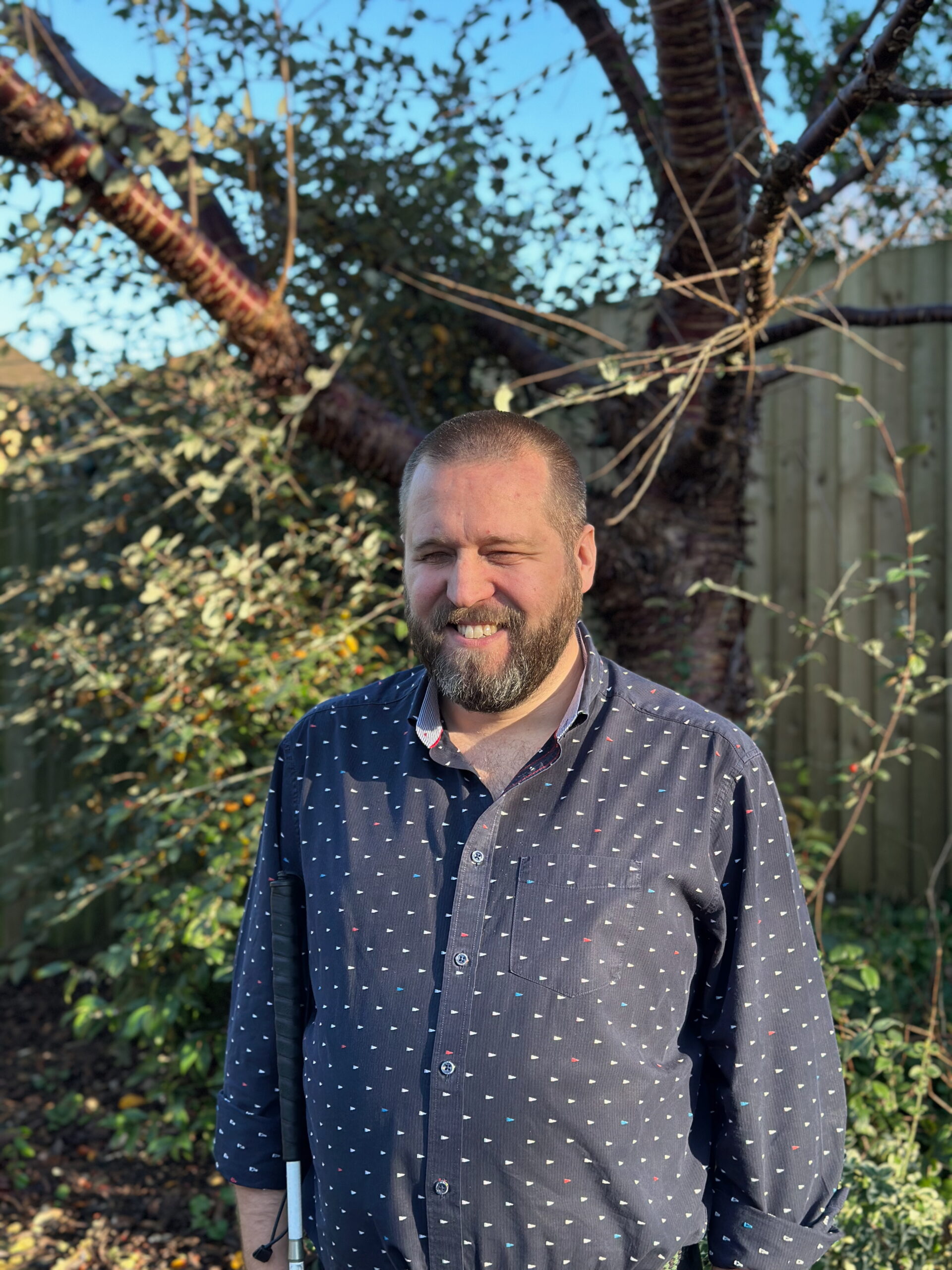 Andreas standing in front of a tree